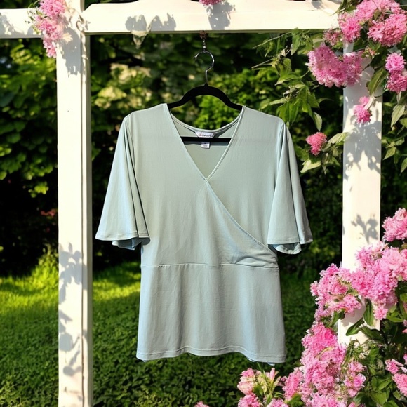 NWOT Liz Claiborne Light Pastel Green Crossover Front Top - Picture 12 of 12